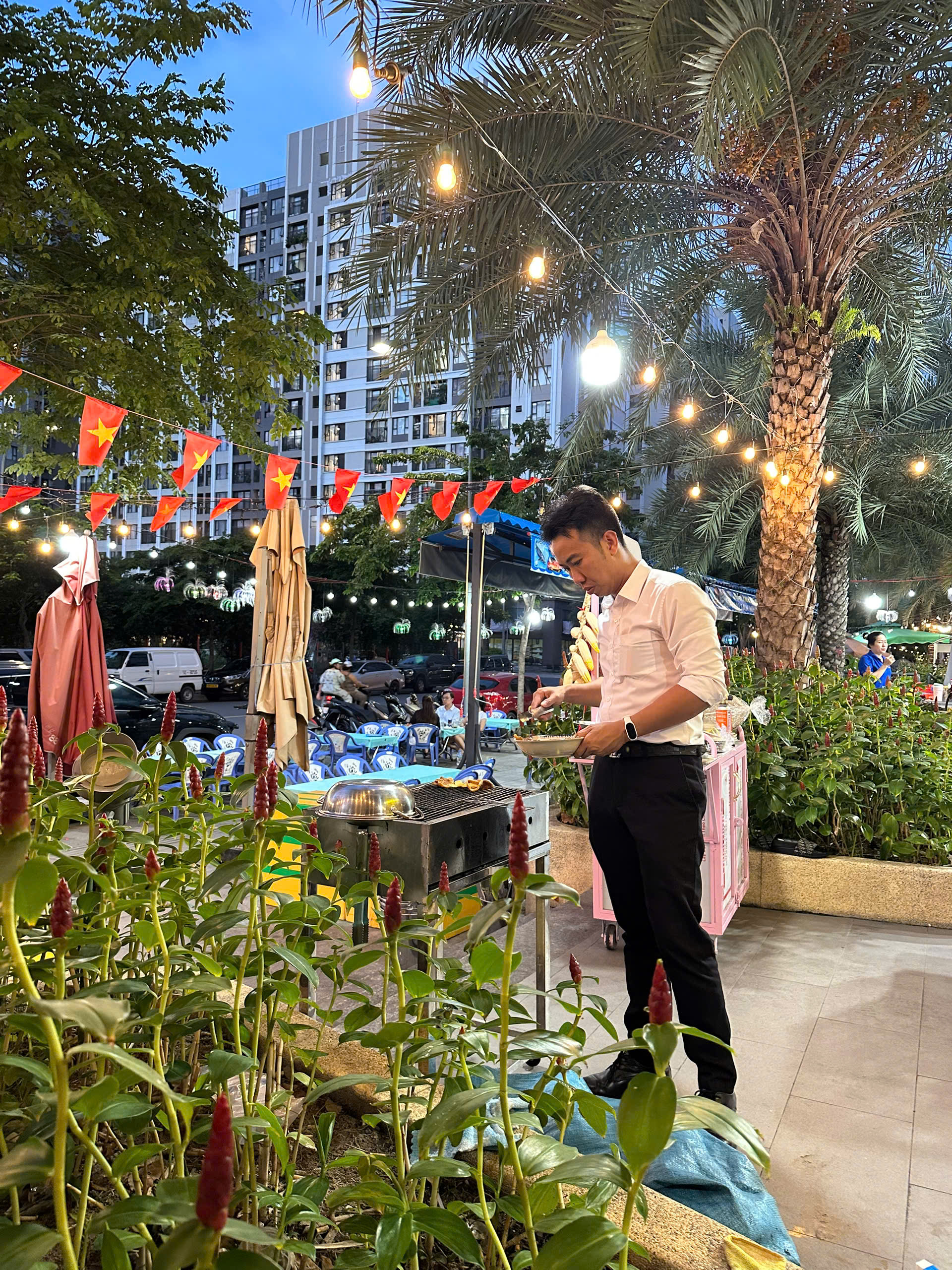 Khách hàng tự tay nướng lại mồi khô trên bếp than hồng tại quán