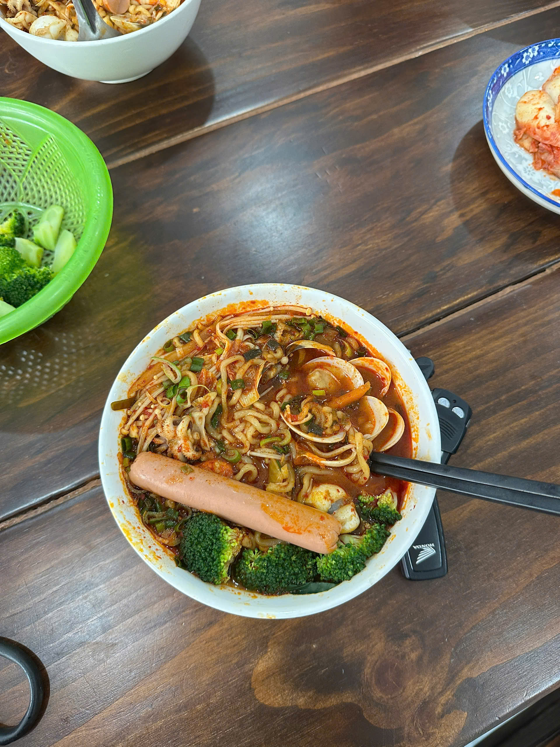 Tô mì cay hải sản hoàn chỉnh đầy ắp topping bông cải nấm kim châm xúc xích