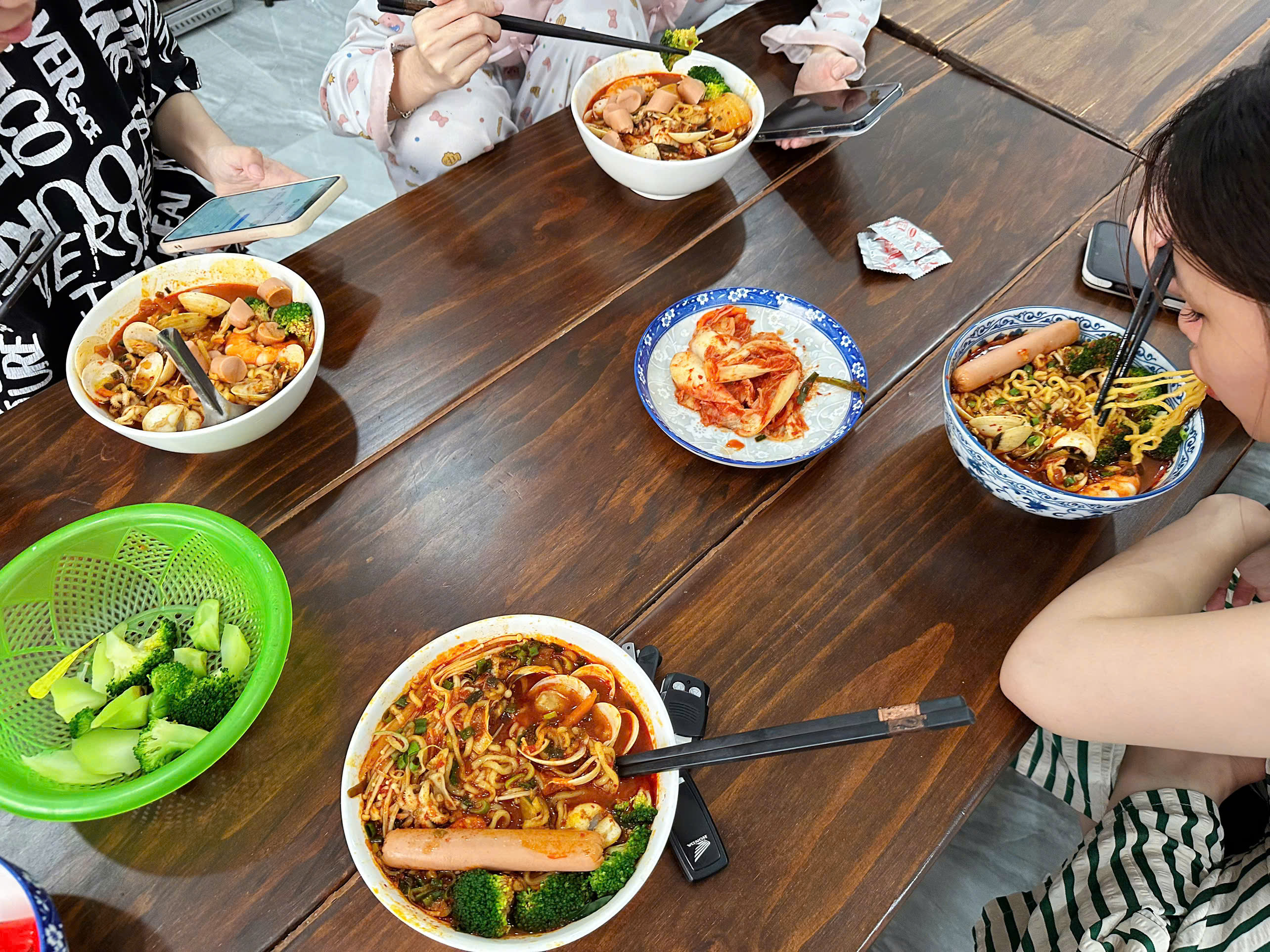 Mọi người cùng tụ họp thưởng thức mì cay hải sản tự nấu ăn kèm kim chi