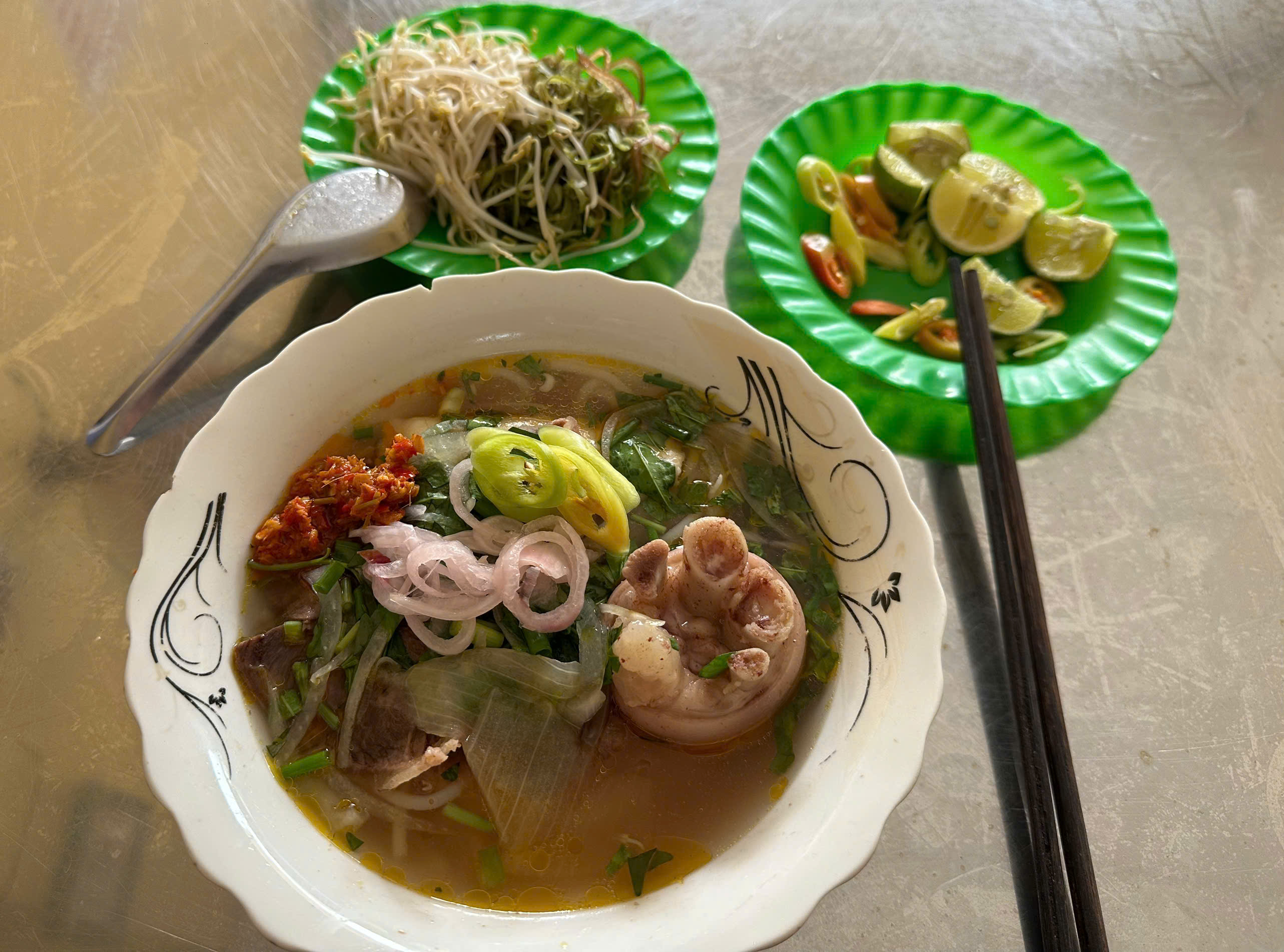 Hành tím ngâm chua và sa tế sả tỏi ăn kèm bún bò