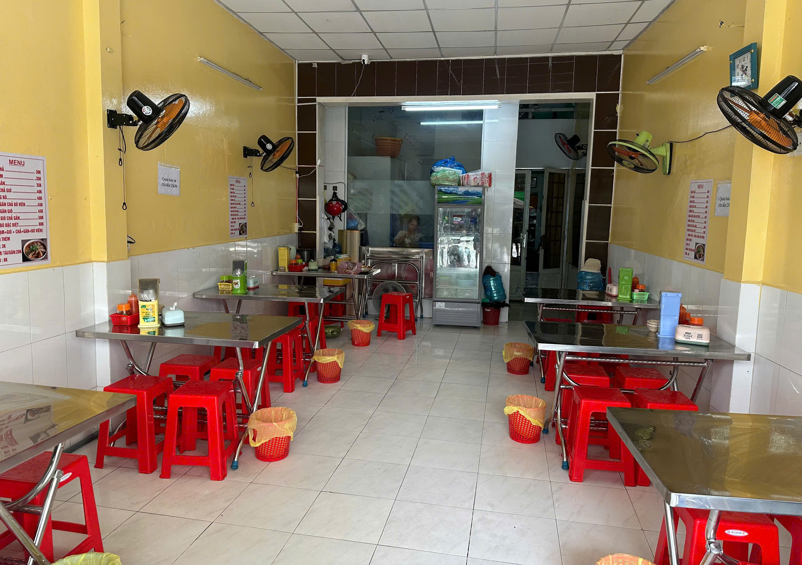 Không gian bàn ghế inox bên trong quán bún bò 304 Phạm Văn Chiêu