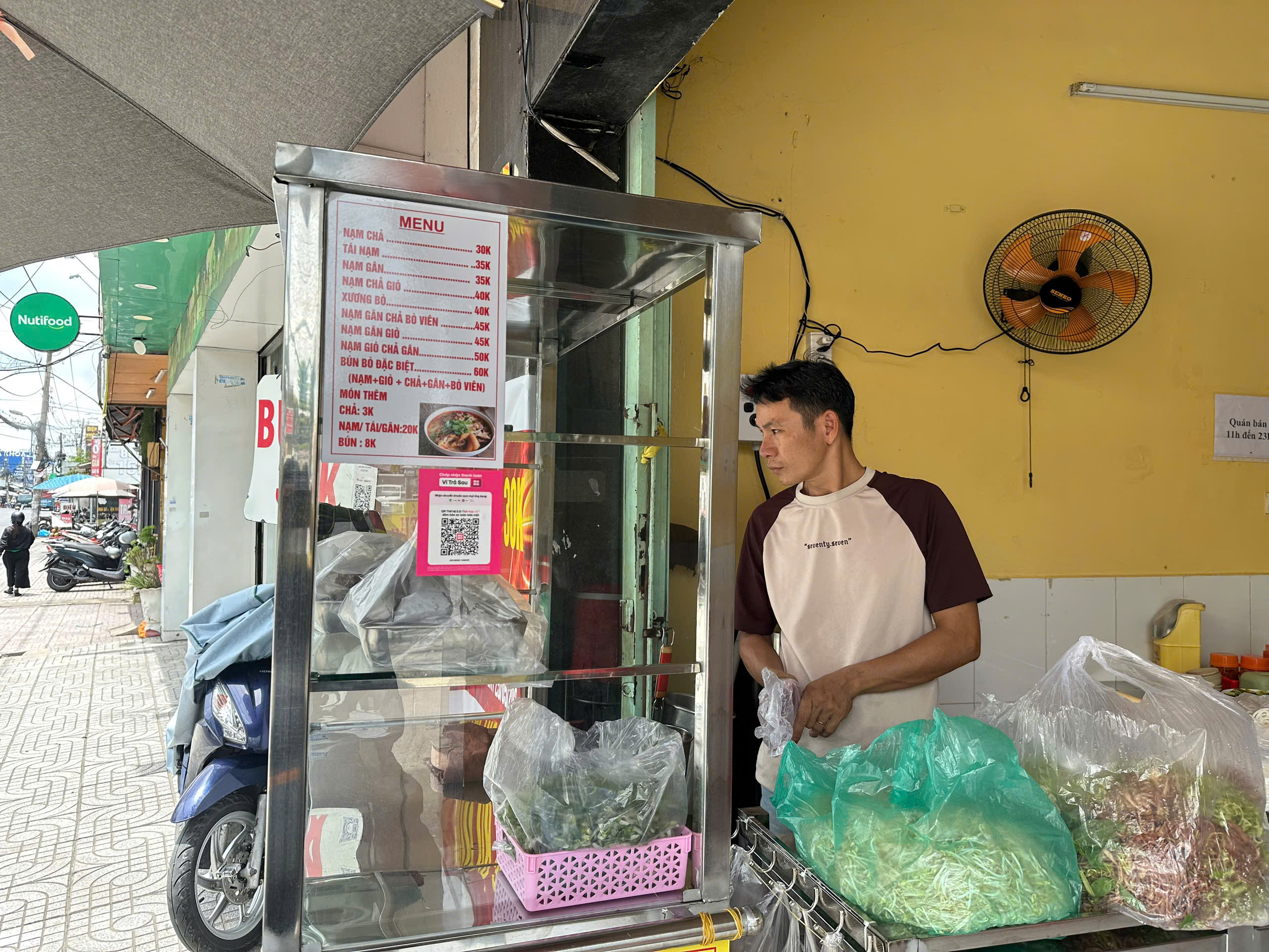 Tủ kính và menu bảng giá tại quán bún bò 304 Phạm Văn Chiêu