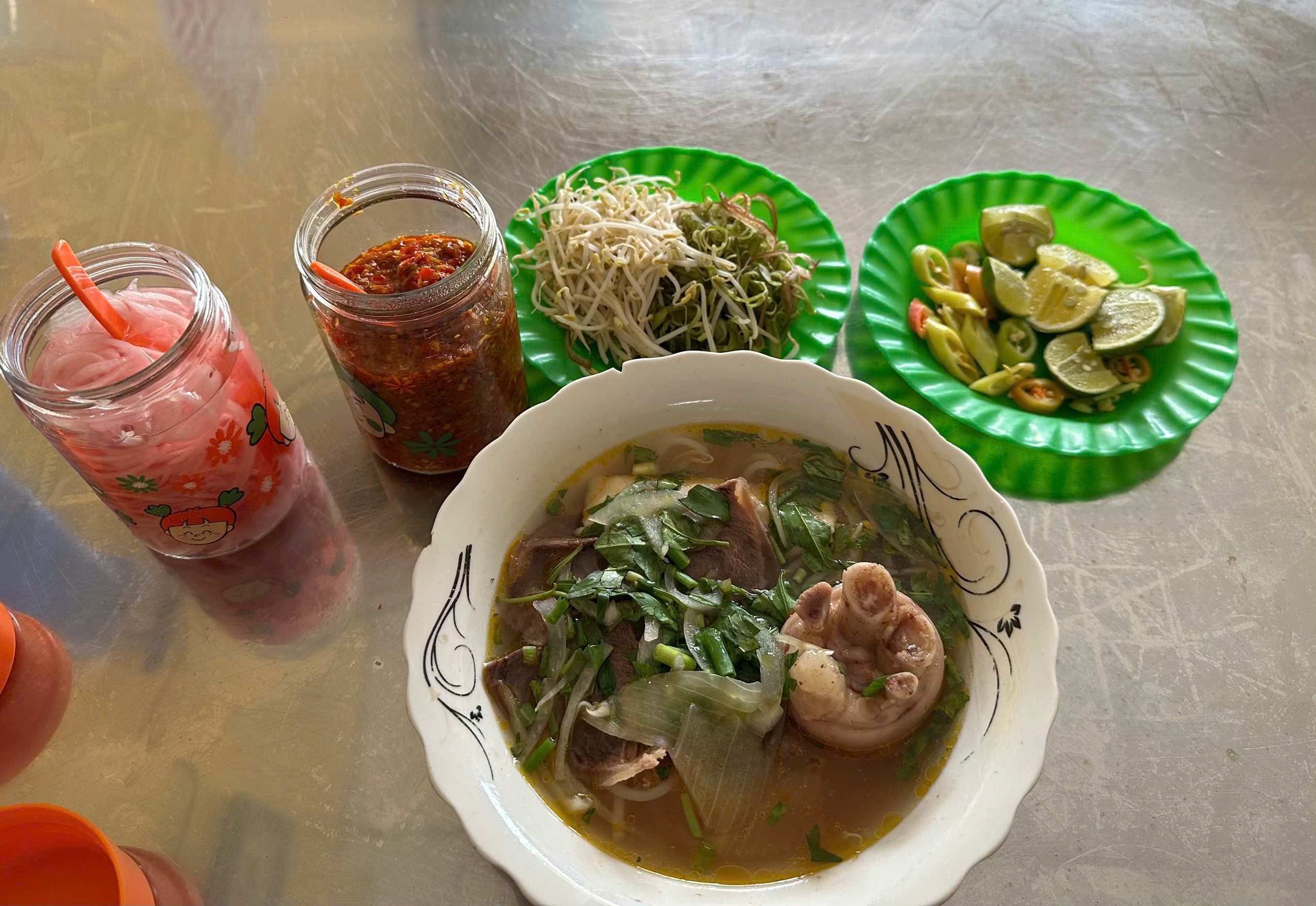Tô bún bò nạm chả giò 40k đầy đặn hấp dẫn