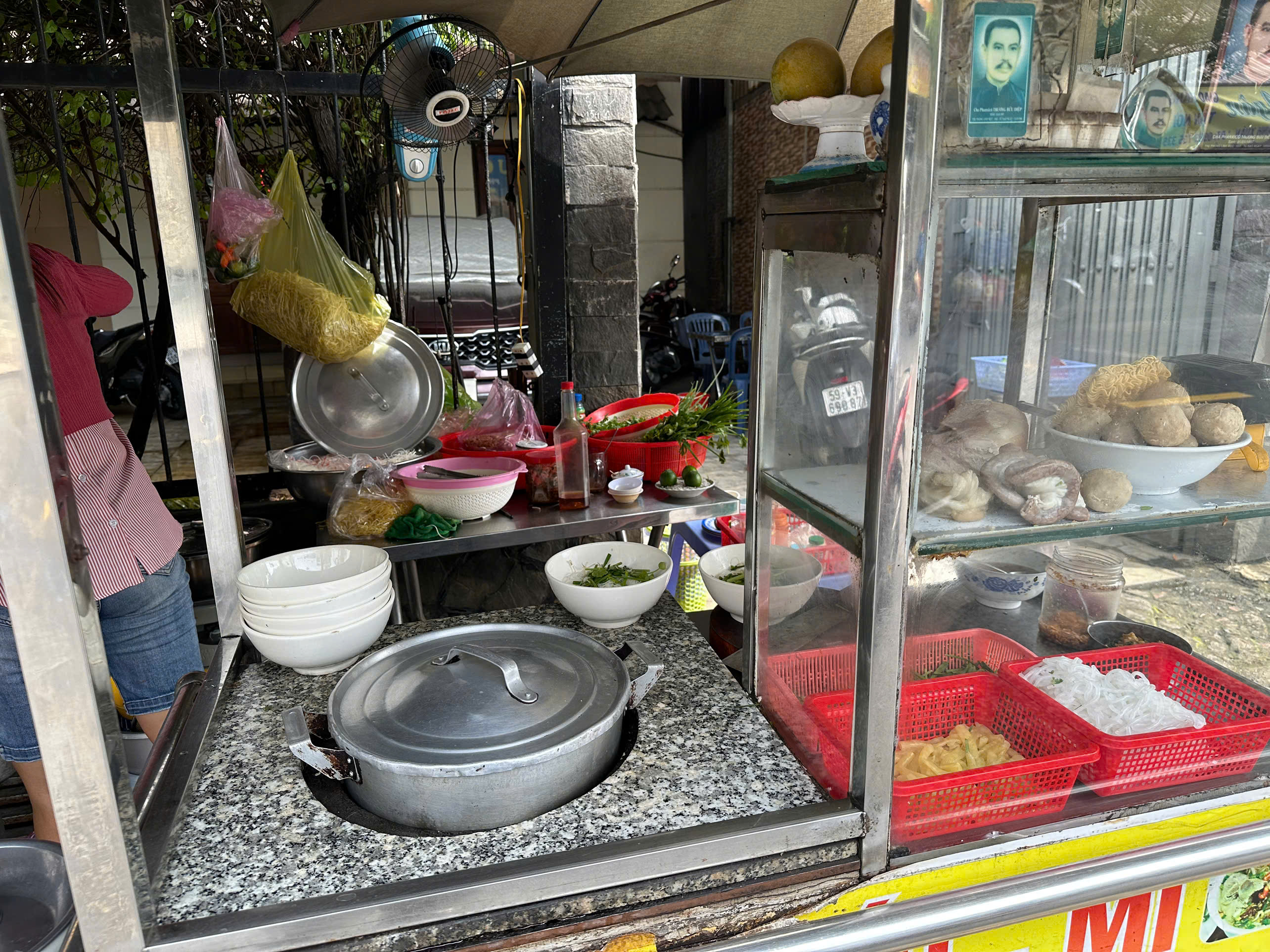 Tủ kính đựng nguyên liệu tại quán Hủ Tiếu Hoa Giấy luôn được sắp xếp gọn gàng, sạch sẽ