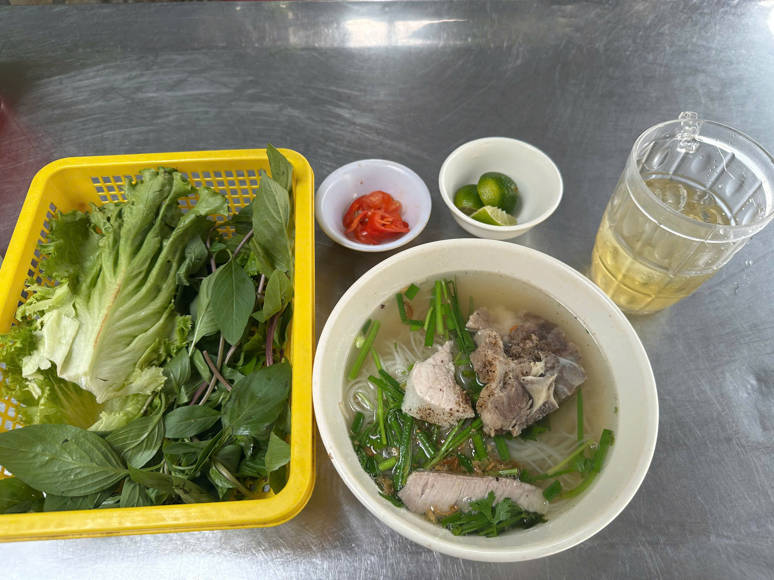 Tô hủ tiếu xương thịt 30k đầy đặn tại Hủ Tiếu Hoa Giấy Quận 12