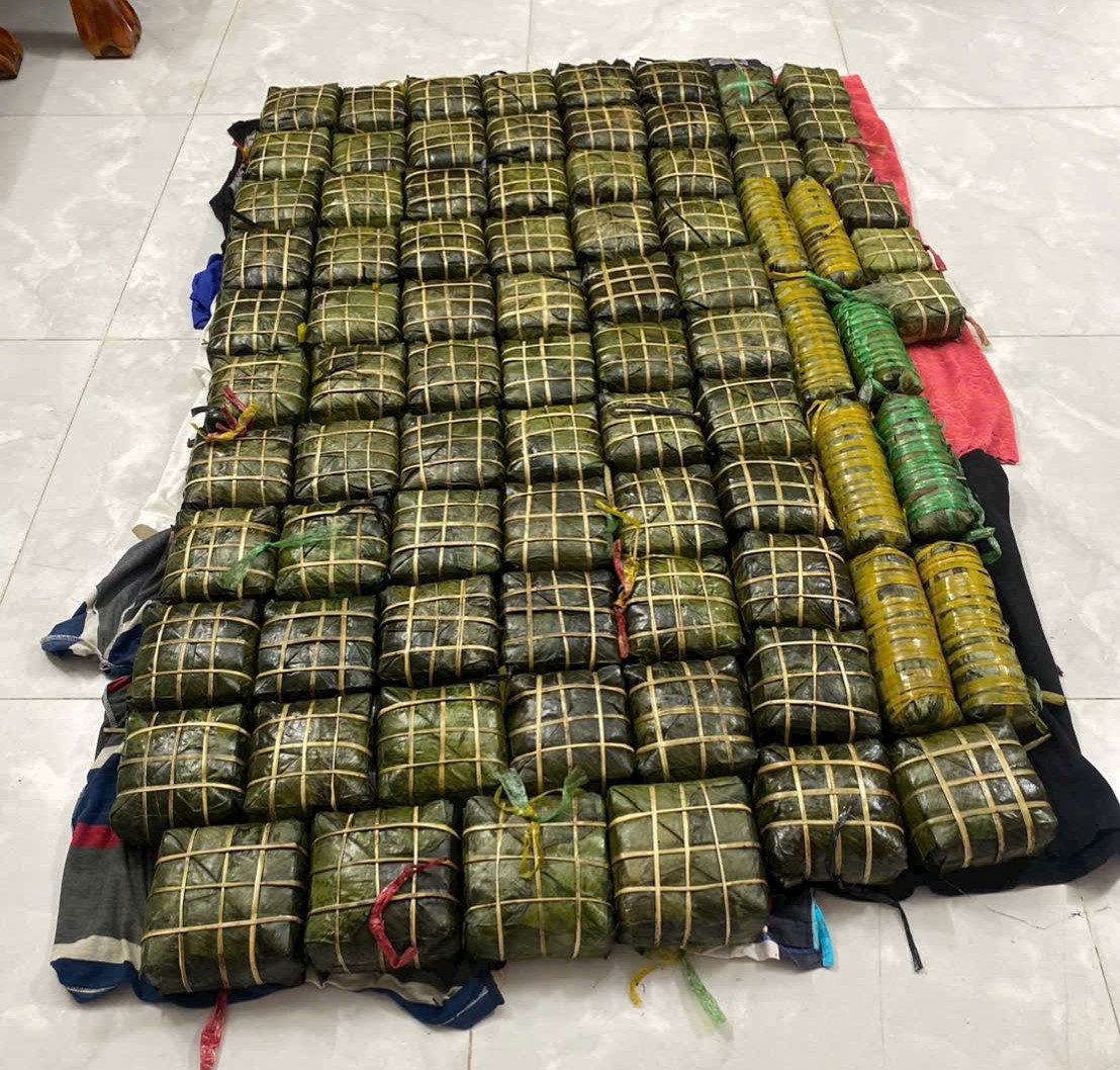 Mẻ bánh chưng Bếp Hà Minh vừa ra lò được xếp đều đặn
