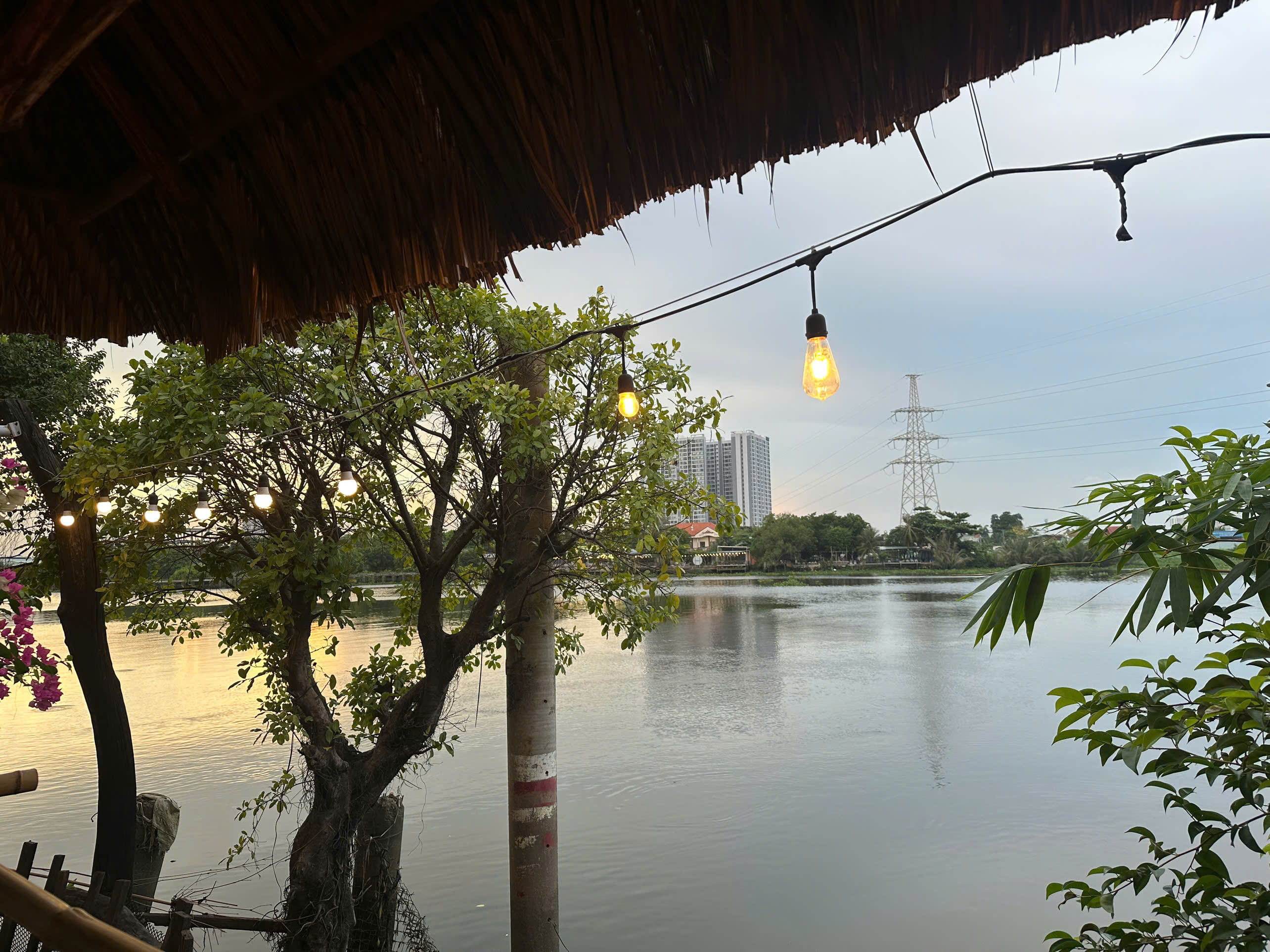 Góc view sông cực chill vào buổi chiều tà tại quán Tây Gà