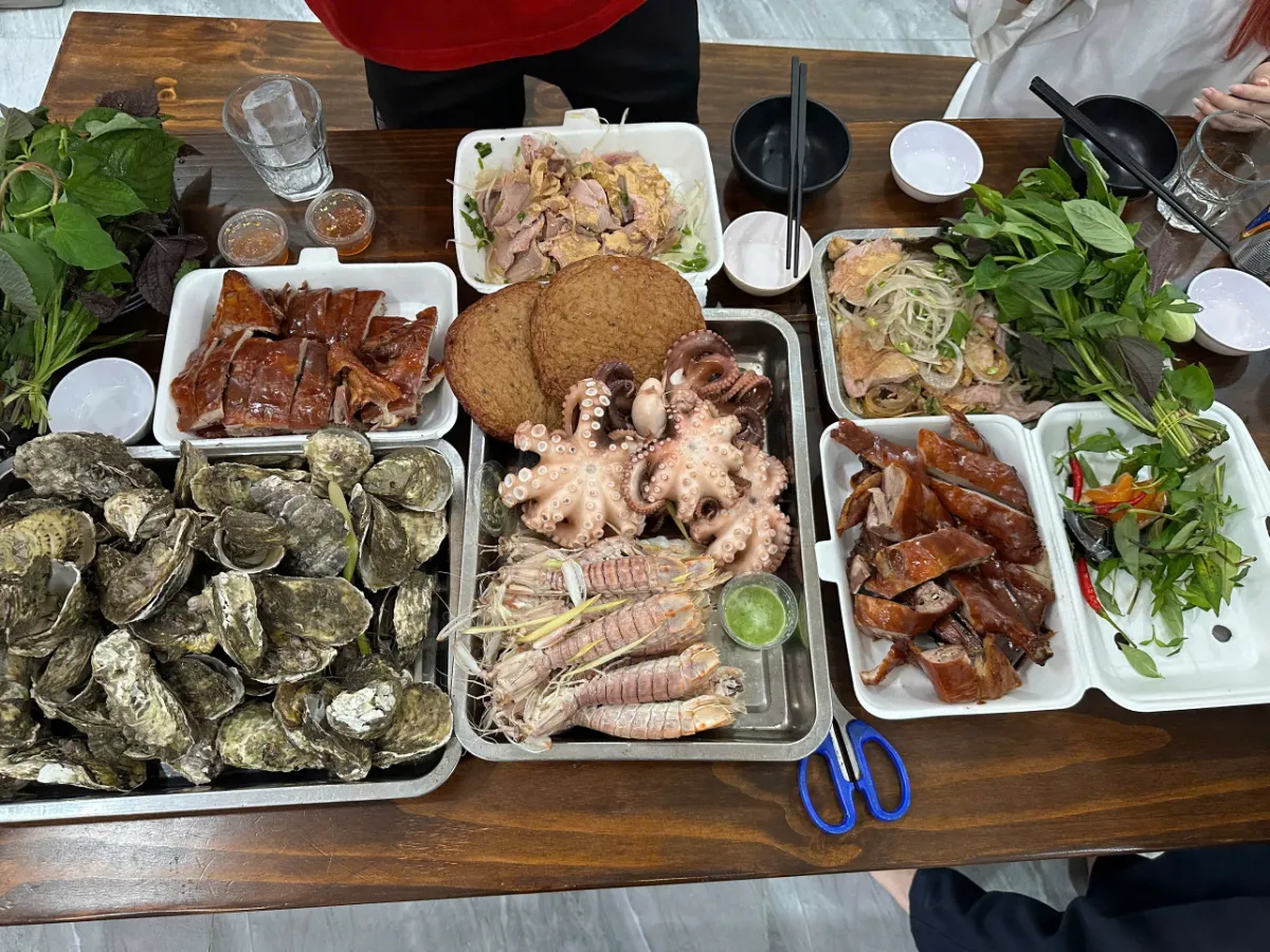 Bàn tiệc thịnh soạn với sự góp mặt của đặc sản thịt bê thui Xóm Mới mọng nước