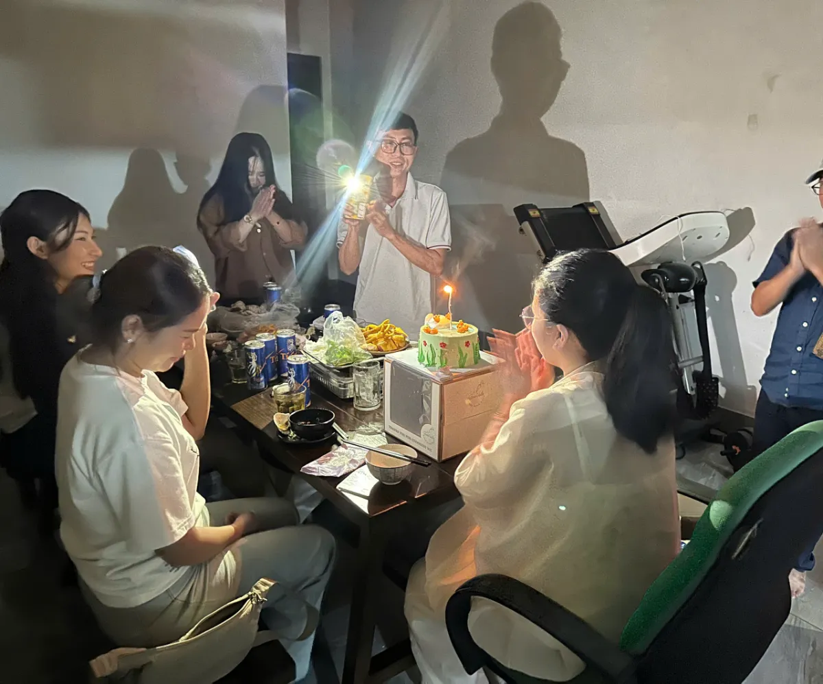Tổ chức sinh nhật bất ngờ trong buổi offline nhóm