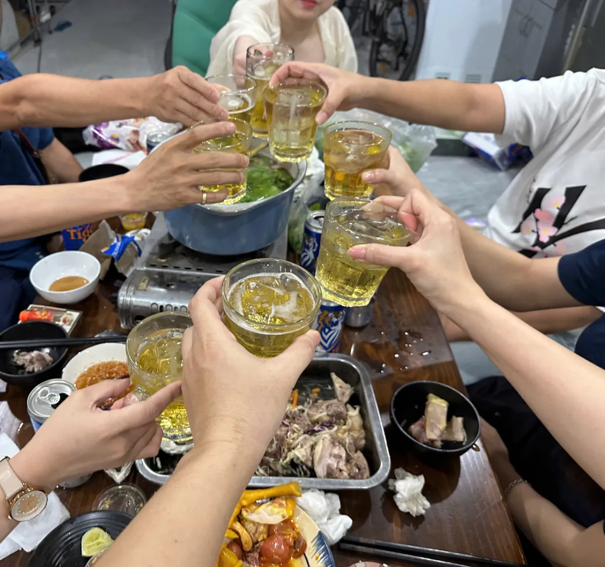 Mọi người cùng nâng ly trong buổi gặp mặt thân mật