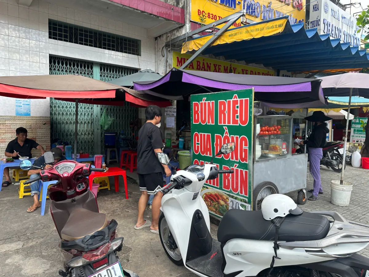 Mặt trước quán bún riêu cua đồng canh bún tại đường Thống Nhất Gò Vấp