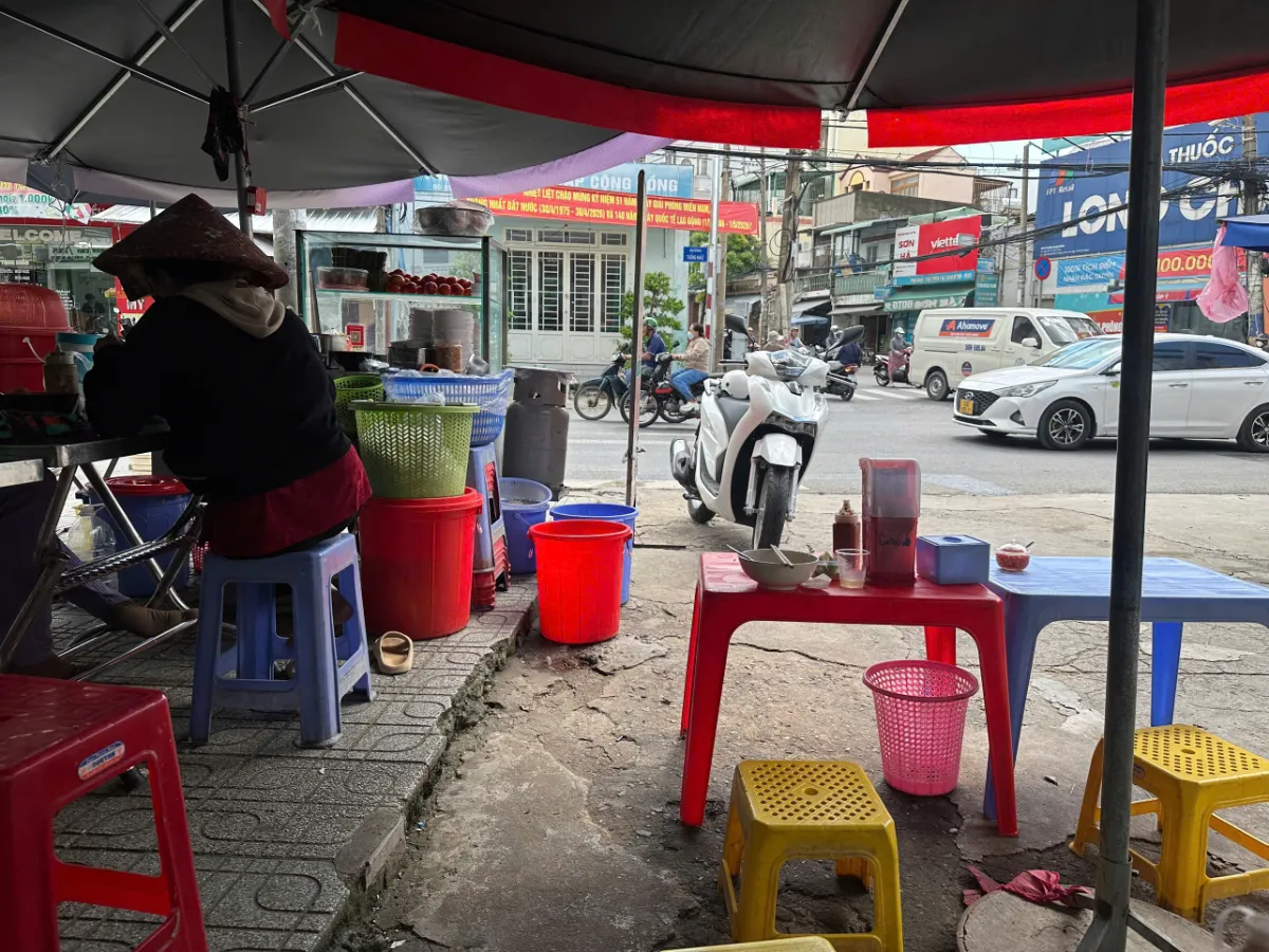 Không gian chỗ ngồi vỉa hè bình dân của quán bún riêu