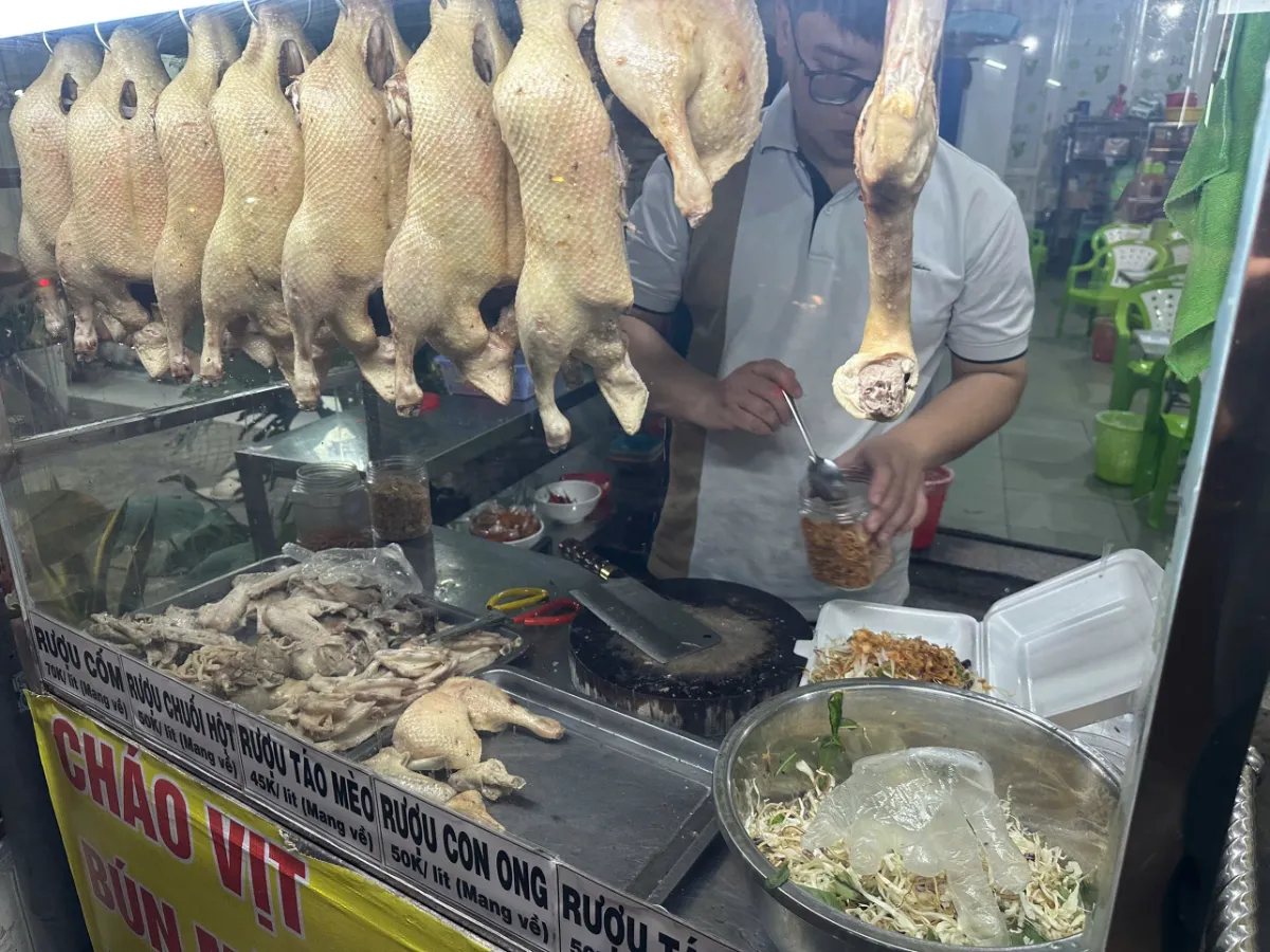 Tủ kính trưng bày thịt vịt luộc sạch sẽ tại quán Vịt Cắt Kéo