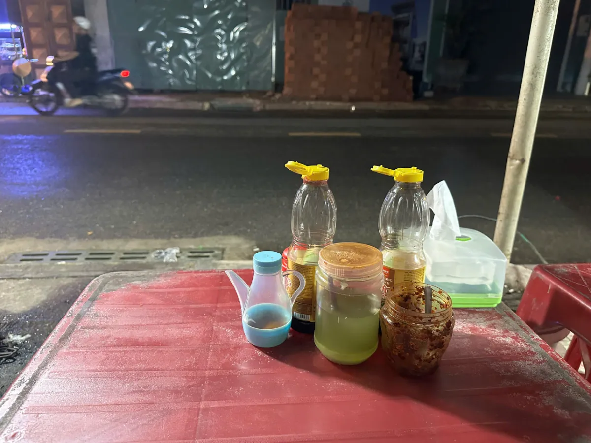 Bàn gia vị quen thuộc tại quán hủ tíu gõ lề đường