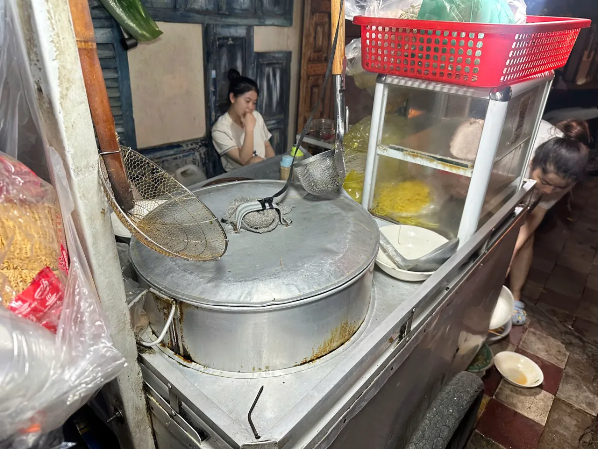 Chiếc xe hủ tíu nhỏ gọn gàng của hai vợ chồng chủ quán