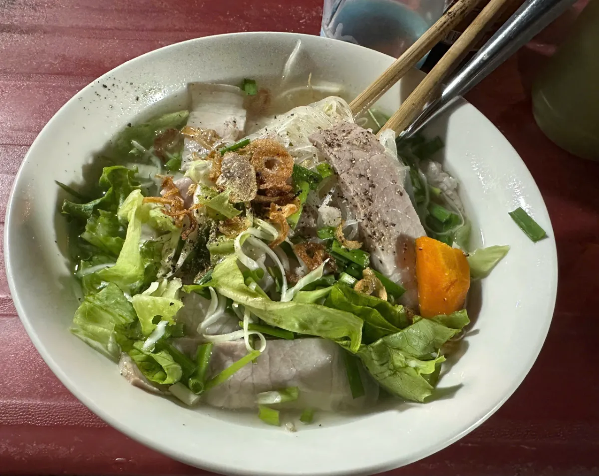 Cận cảnh tô hủ tíu gõ với thịt nạc tươi ngon