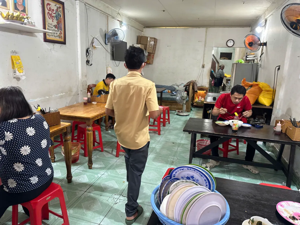 Không gian bên trong quán cơm Xí Muội luôn nhộn nhịp khách hàng