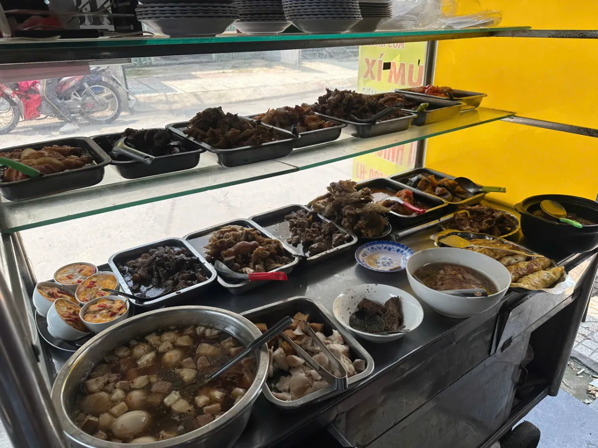 Tủ đồ ăn phong phú với nhiều món mặn hấp dẫn tại quán cơm Xí Muội