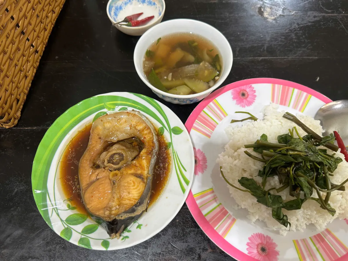 Cận cảnh phần cơm với cá hú kho tộ và canh khổ qua