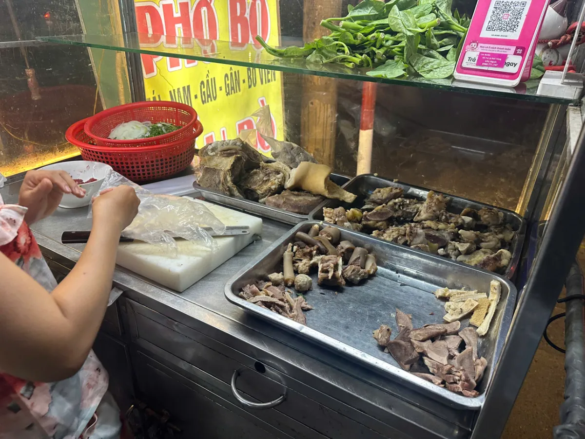 Khu vực quầy chế biến thịt bò tươi ngon sạch sẽ