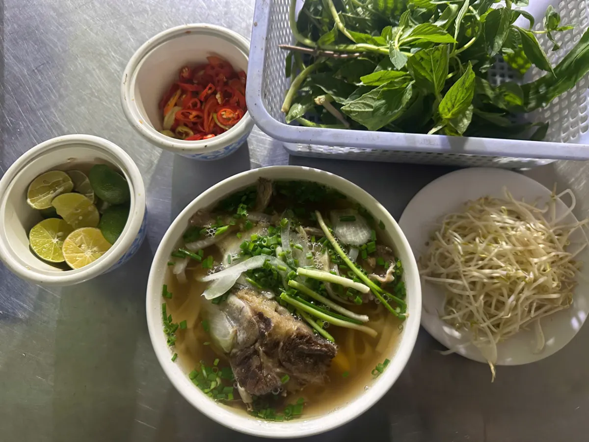 Tô phở bò bốc khói ăn kèm các loại rau thơm tươi rói