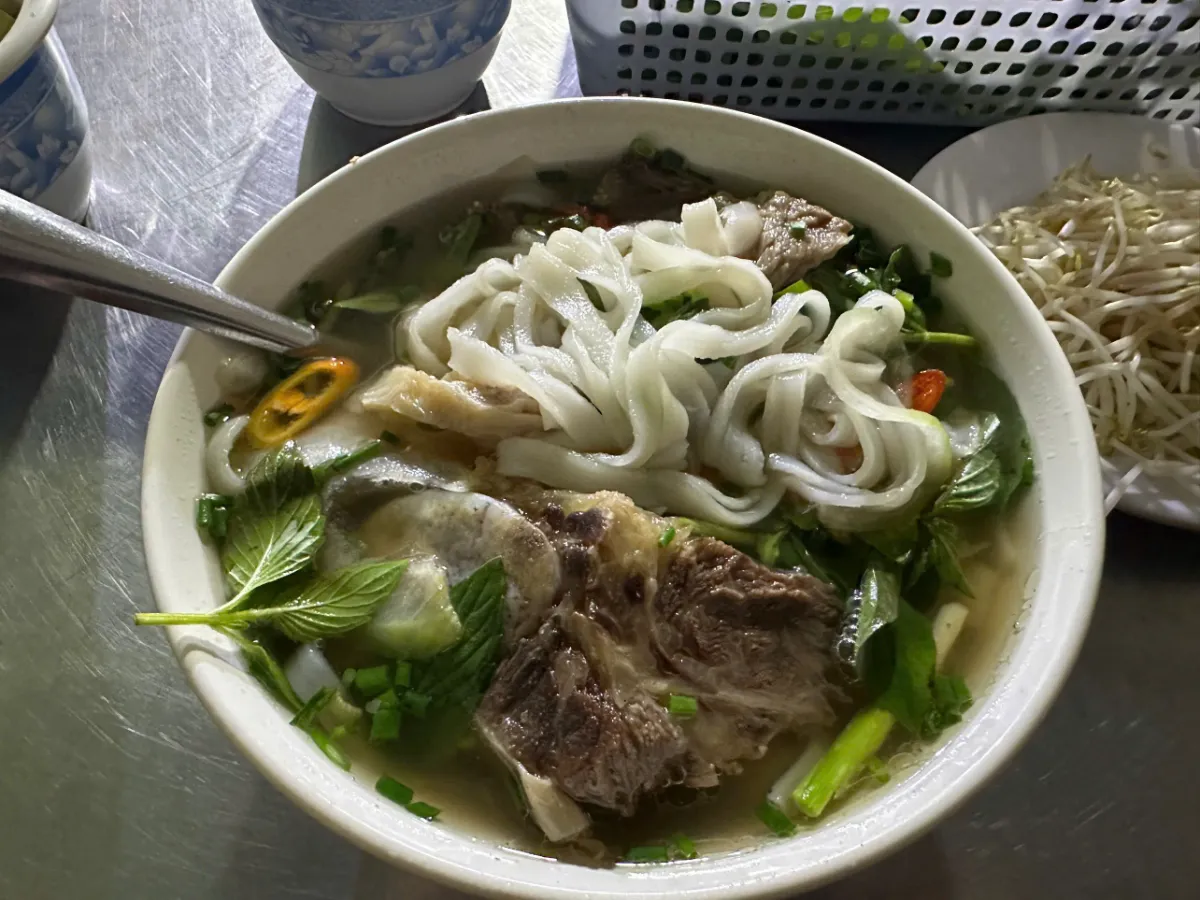 Cận cảnh sợi phở thủ công cùng miếng sườn bò siêu to