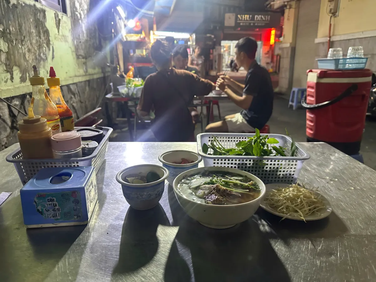 Nhóm bạn trẻ đang quây quần thưởng thức lẩu bò trong hẻm