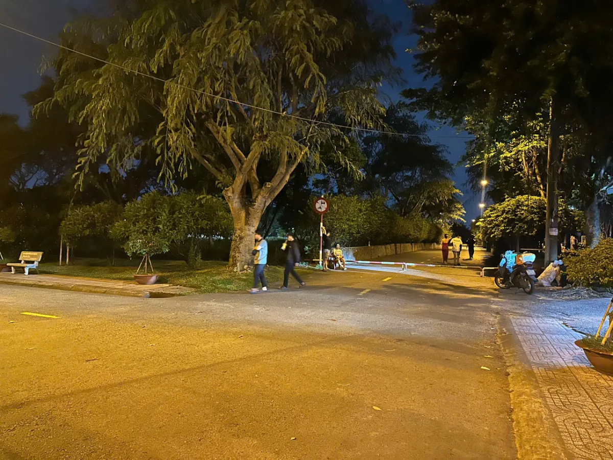 Khu vực rào chắn yêu cầu khách gửi xe trước khi vào trung tâm