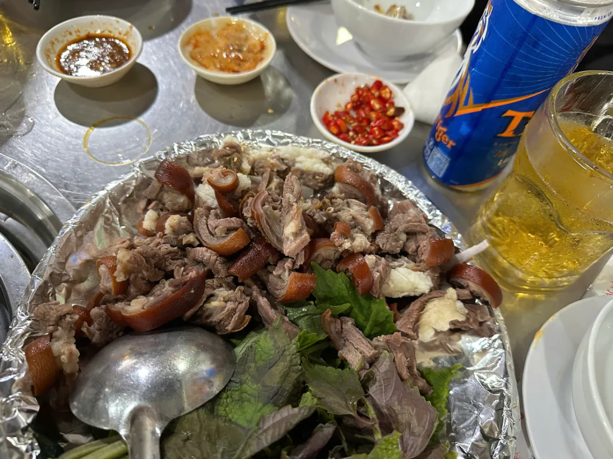 Đĩa cổ dê quay với lớp da giòn sần sật hấp dẫn