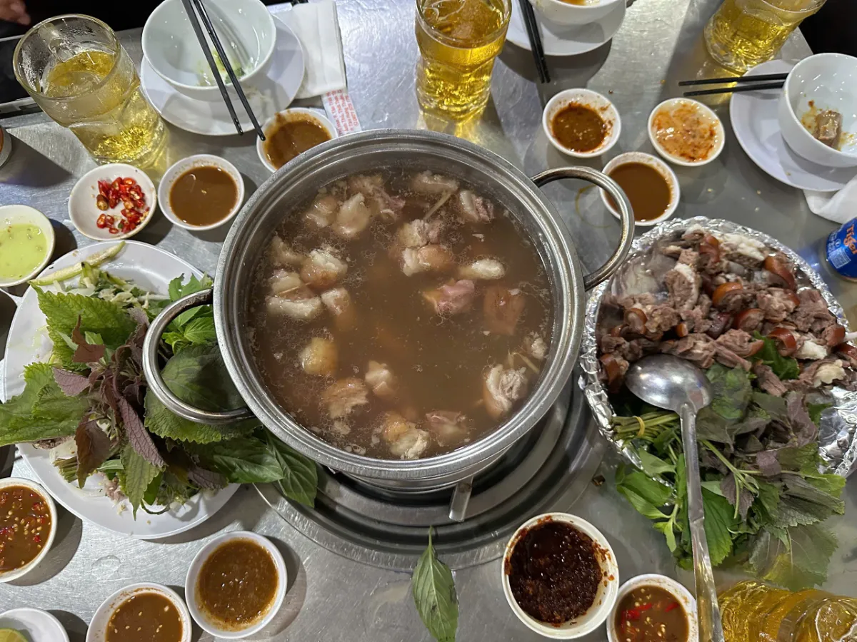 Món ba chỉ dê hấp phục vụ kèm nồi nước dùng nóng hổi