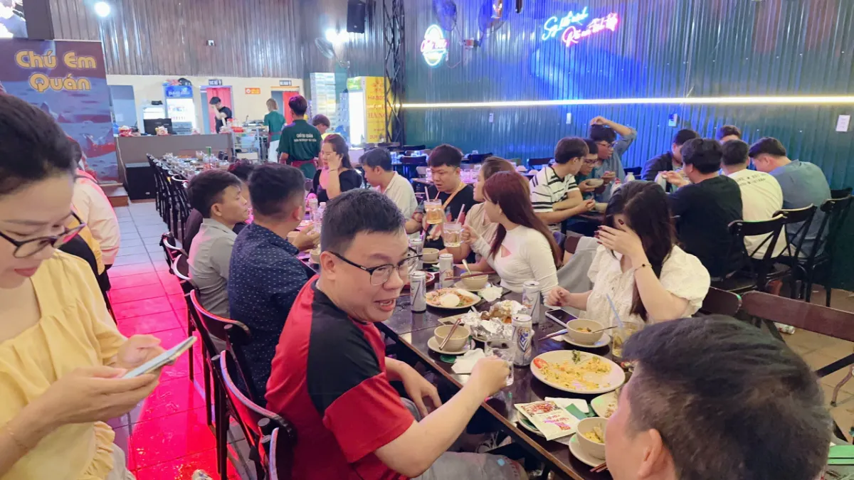 Không gian rộng rãi với dãy bàn dài dành cho nhóm offline tại Chú Em Quán 2
