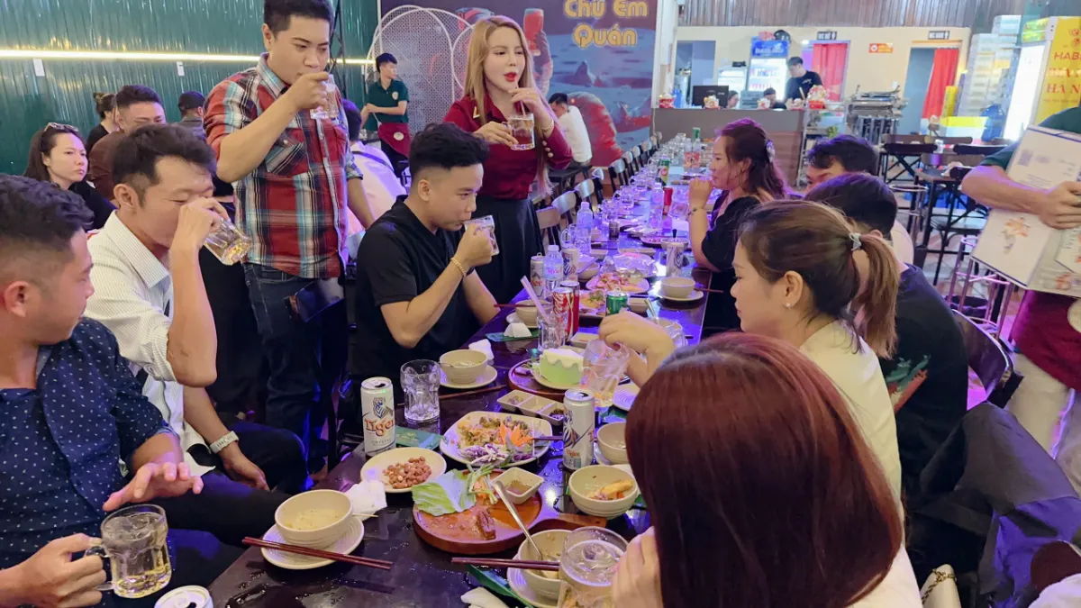 Mọi người cùng nâng ly chúc mừng trong buổi offline Nowhenho