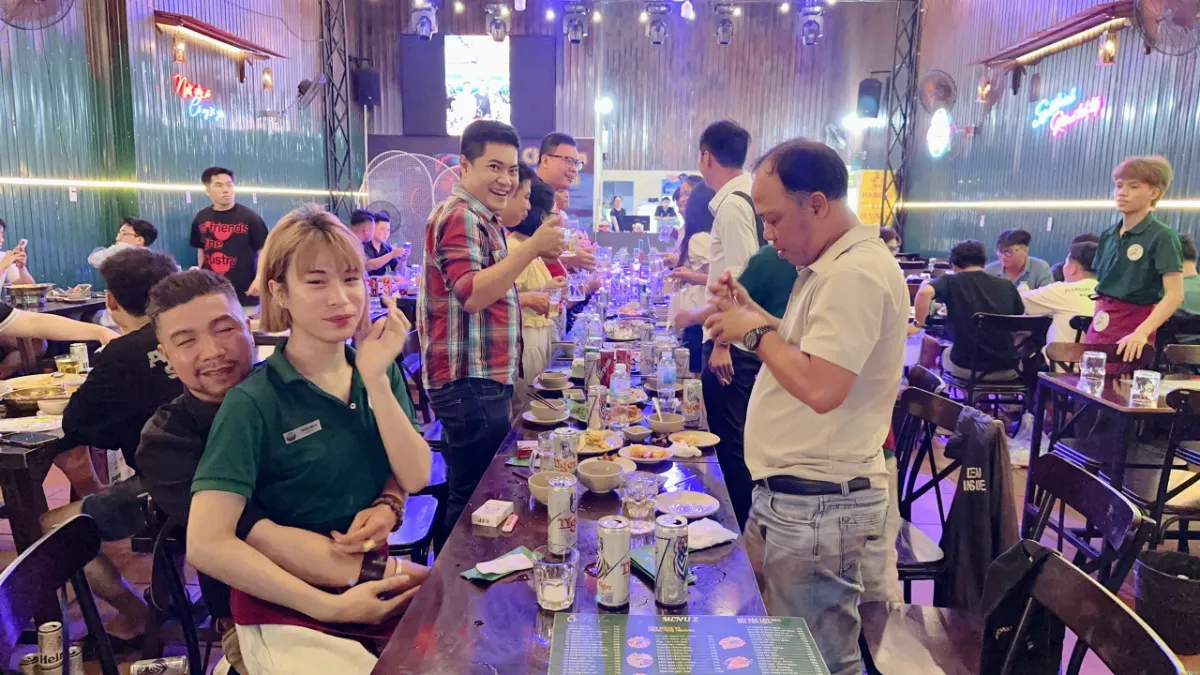 Các thành viên thoải mái tận hưởng buổi tiệc với đồ ăn ngon và không khí vui vẻ