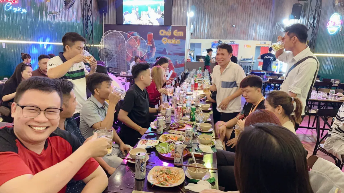 Không khí giao lưu nhộn nhịp tại dãy bàn dài của quán
