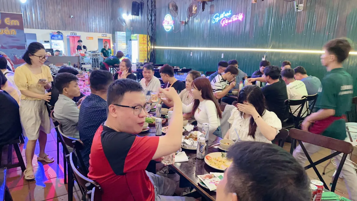Những nụ cười tươi rói của các thành viên khi trò chuyện