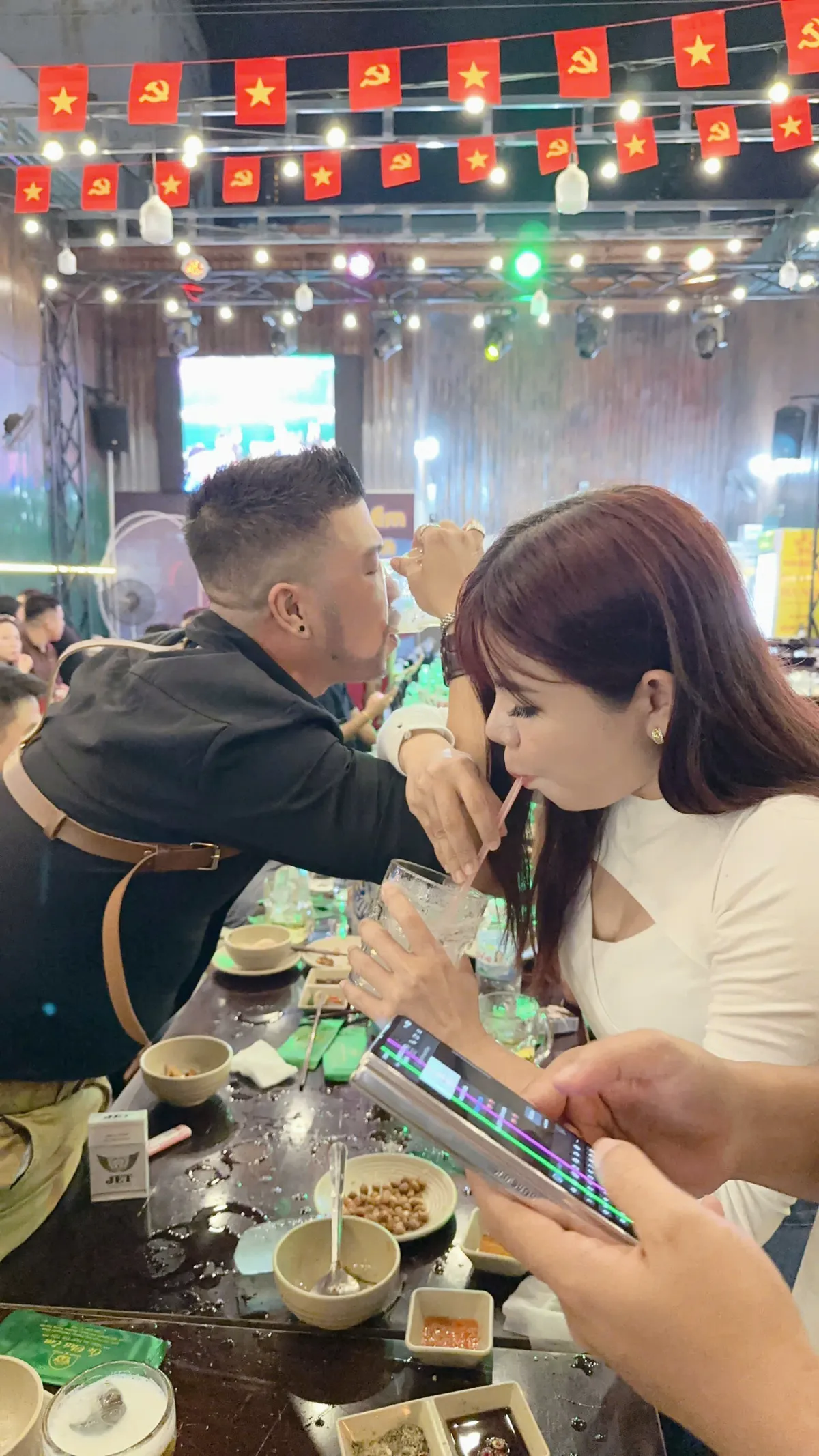 Khung cảnh tập thể vui nhộn vào những phút cao trào của bữa tiệc