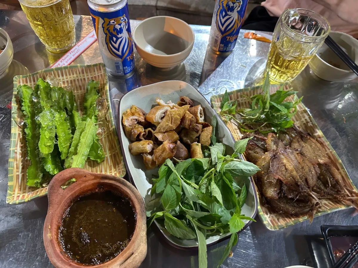 Bàn tiệc đa dạng món ngon tại Quán Từ Tâm