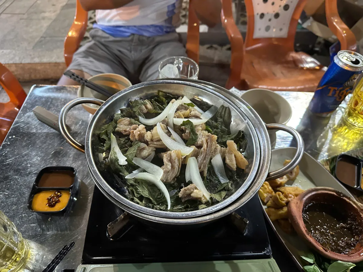 Món ăn nóng hổi phục vụ tại bàn