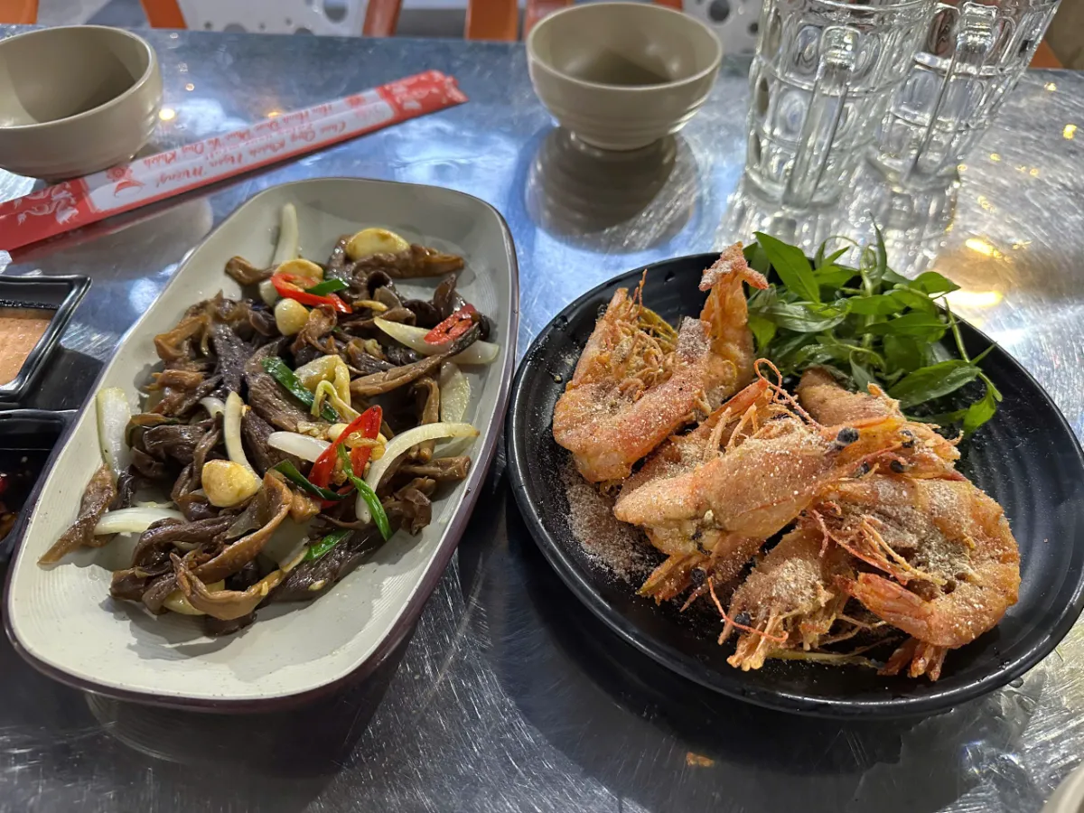 Hải sản tôm chiên giòn rụm