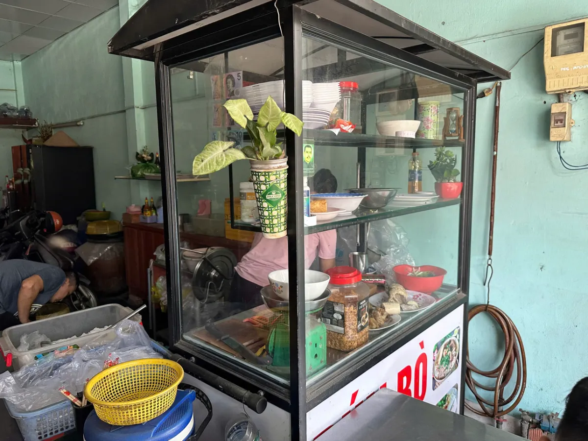 Tủ kính bày trí nguyên liệu bún bò gọn gàng sạch sẽ