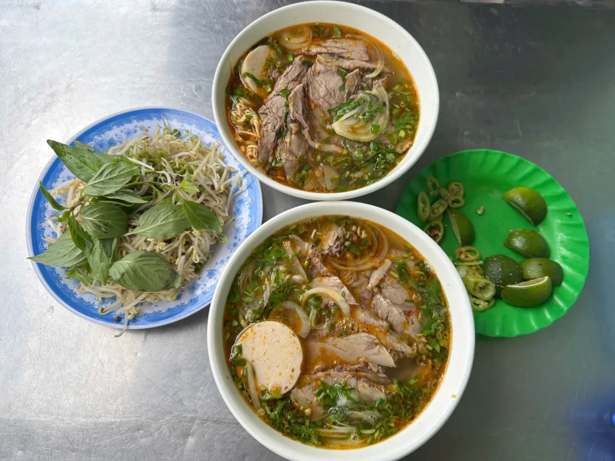 Tô bún bò đầy đặn thịt tái nạm hấp dẫn