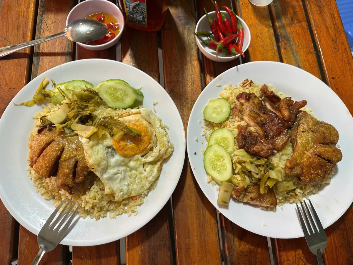 Hai phần cơm gà xối mỡ và sườn chiên hấp dẫn