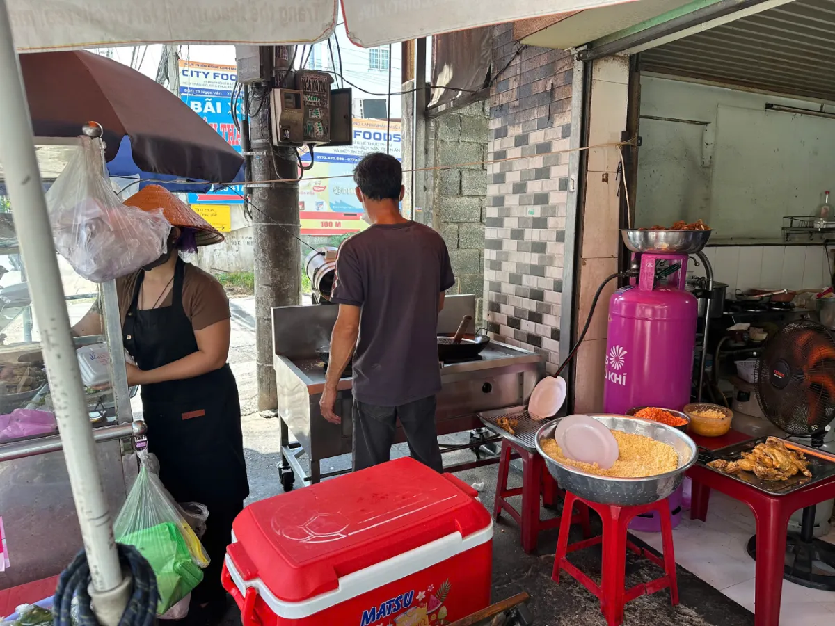 Góc bếp chiên xối mỡ hoạt động liên tục