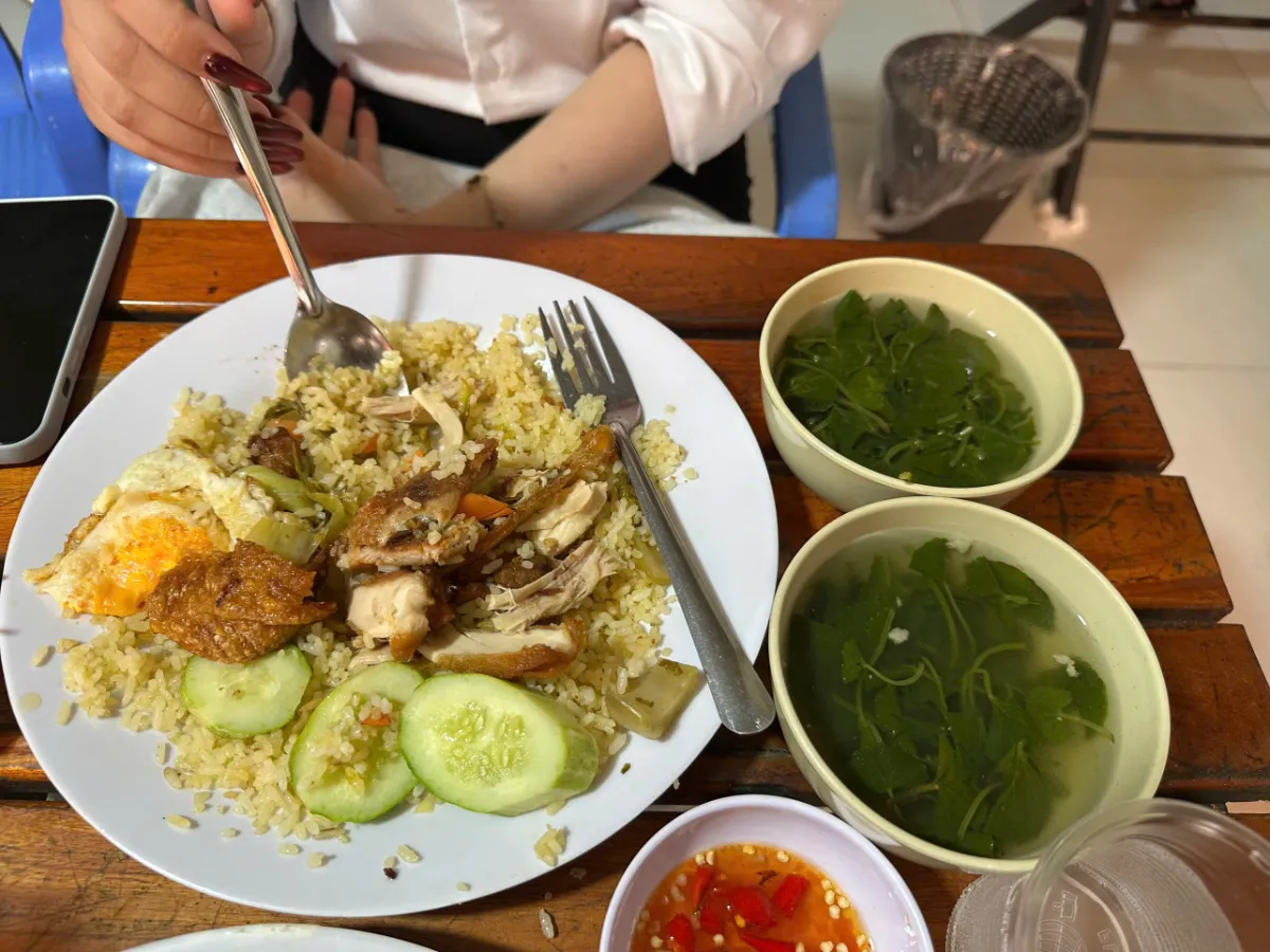 Chén canh rau thanh mát ăn kèm cơm gà