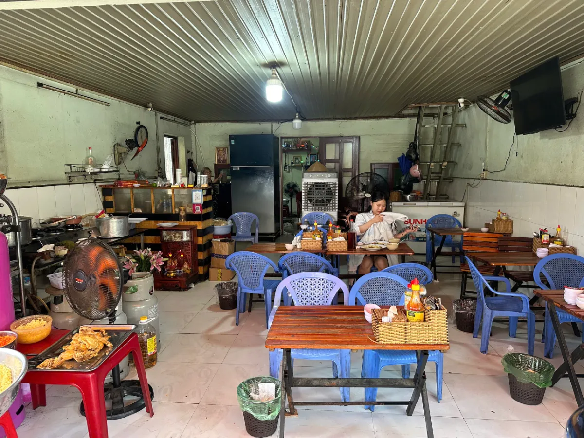 Không gian phục vụ thực khách bên trong quán