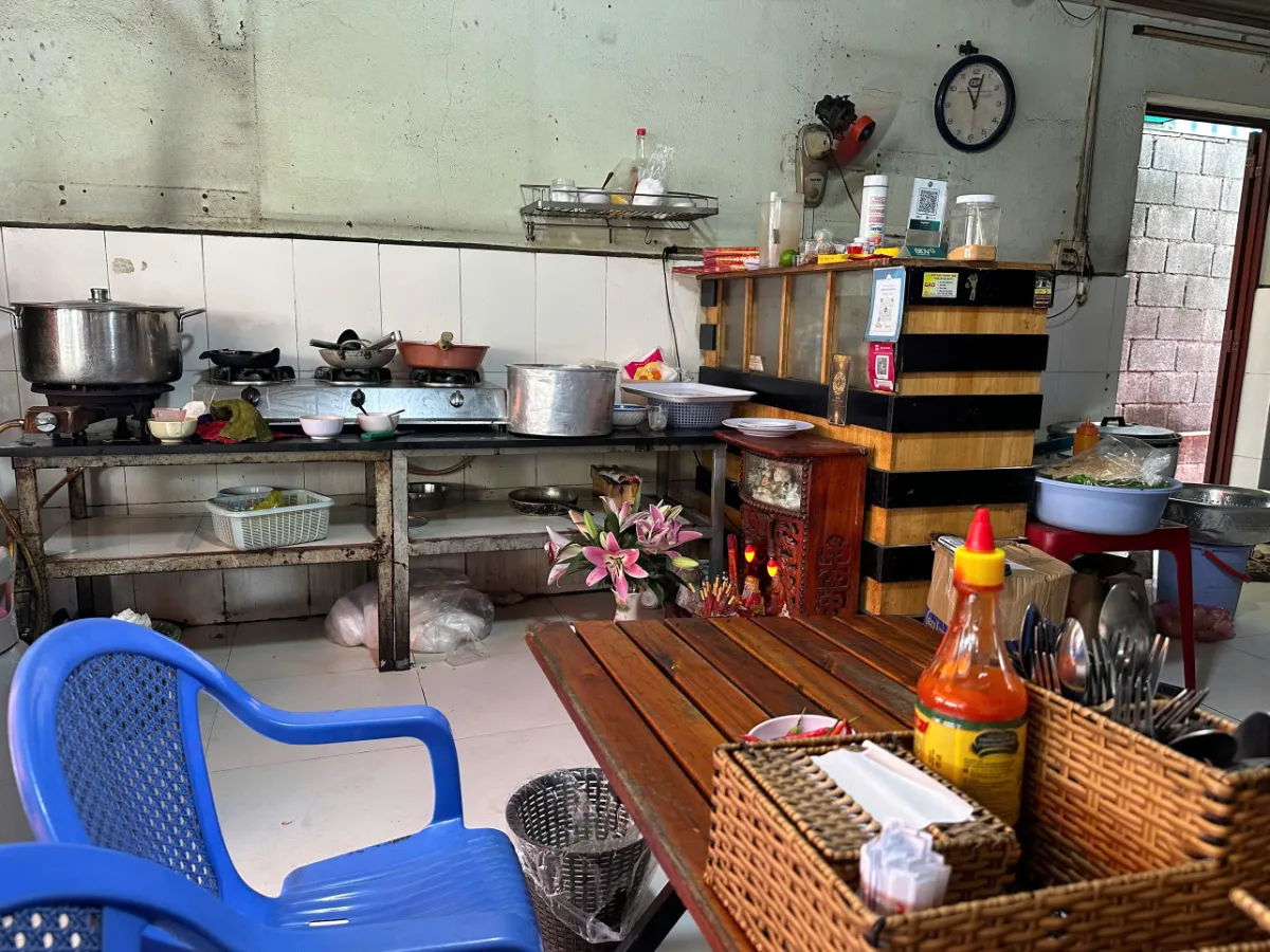 Không gian chế biến phía trong quán ăn